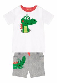 Strój dziecięcy składający się z białej koszulki z zielonym grafikiem krokodyla oraz szarych szortów z podobnym wzorem krokodyla na kieszeni.
