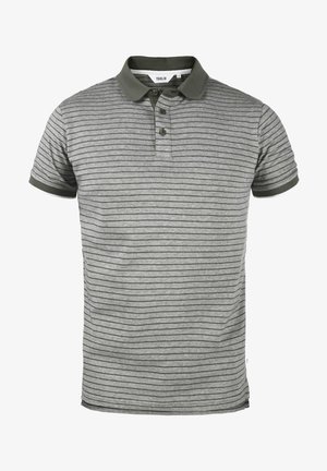 Polo gris rayé avec un col vert foncé. Il présente trois boutons au cou et des manches courtes avec des bords contrastants.