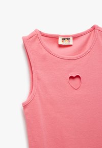 Débardeur sans manches pour enfants en rose, fabriqué en tissu côtelé, avec une découpe en forme de cœur sur le devant et un col rond.