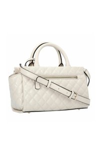 Gewatteerde witte handtas gemaakt van glanzend synthetisch materiaal, voorzien van een handvat bovenaan, een verstelbare riem en een ritssluiting aan de voorkant.