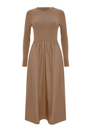 Brun kjole med lange ærmer og ankellængde, med tætsiddende strikket krop og indsamlet, flydende nederdel.