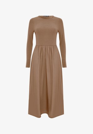Brun kjole med lange ærmer og ankellængde, med tætsiddende strikket krop og indsamlet, flydende nederdel.