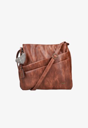 Bolso de hombro de imitación cuero marrón con banda ajustable, que presenta un diseño plizado y un charm en forma de corazón de pata de gallo adjunto.