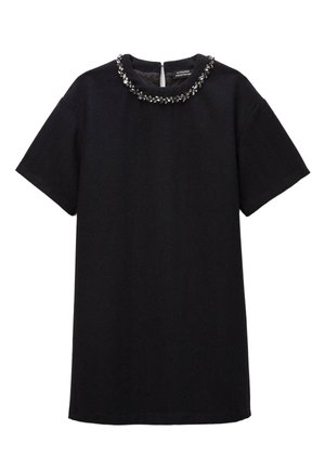 Robe noire à manches courtes avec un col rond orné d'un col en perles, fermeture éclair à l'arrière et coupe décontractée.