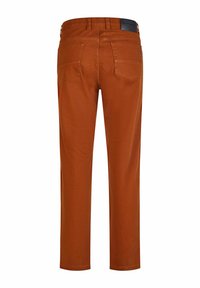 Spodnie w kolorze rdzy o prostym kroju nogawki. Posiadają cztery kieszenie oraz tylną naszywkę z logo. Gładka tekstura materiału, średni stan.