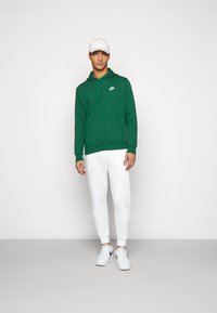 Nike Sportswear SPORTSWEAR CLUB FLEECE - Sweatshirt com capuz - gorge green/gorge green/white