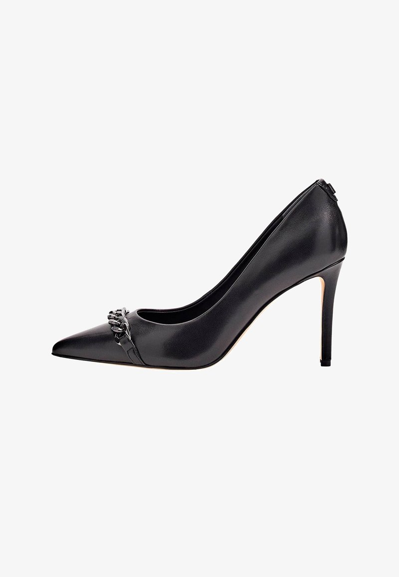 Chaussure à talon haut en cuir noir avec un bout pointu et un accent de chaîne décoratif à l'avant. Talon stiletto élancé et texture lisse.