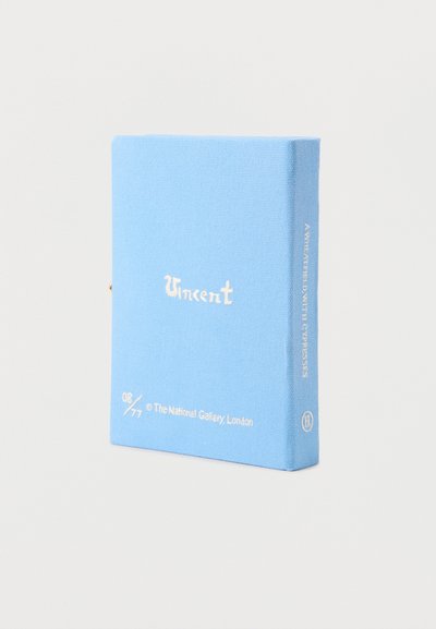 Μπλε ύφασμα-επένδυση βιβλίου με τίτλο «Vincent», με κείμενο «08/77 © The National Gallery London» και κείμενο στη ράχη «Ένα σιτοχώραφο με κυπαρίσσια.»