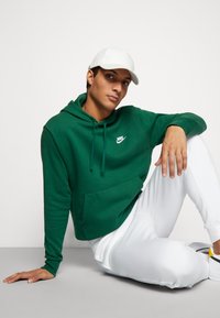 Nike Sportswear SPORTSWEAR CLUB FLEECE - Sweatshirt com capuz - gorge green/gorge green/white