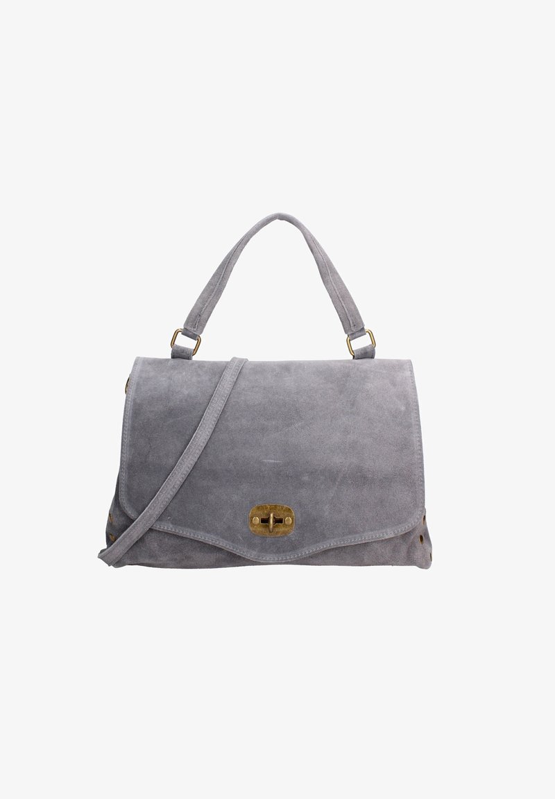Sac à main en daim gris avec un rabat pliable, quincaillerie dorée, bandoulière ajustable et détails latéraux avec de petites rivets.