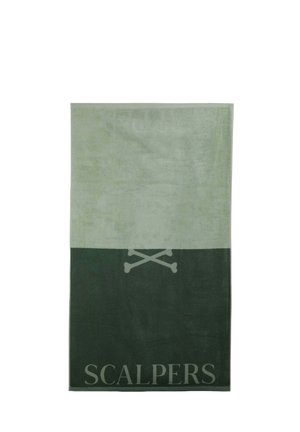 Toalla rectangular bicolor con la mitad superior gris claro y la mitad inferior gris oscuro, con huesos cruzados y texto "SCALPERS" en la parte inferior.