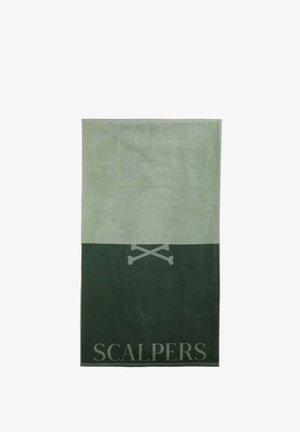 Toalla rectangular bicolor con la mitad superior gris claro y la mitad inferior gris oscuro, con huesos cruzados y texto "SCALPERS" en la parte inferior.