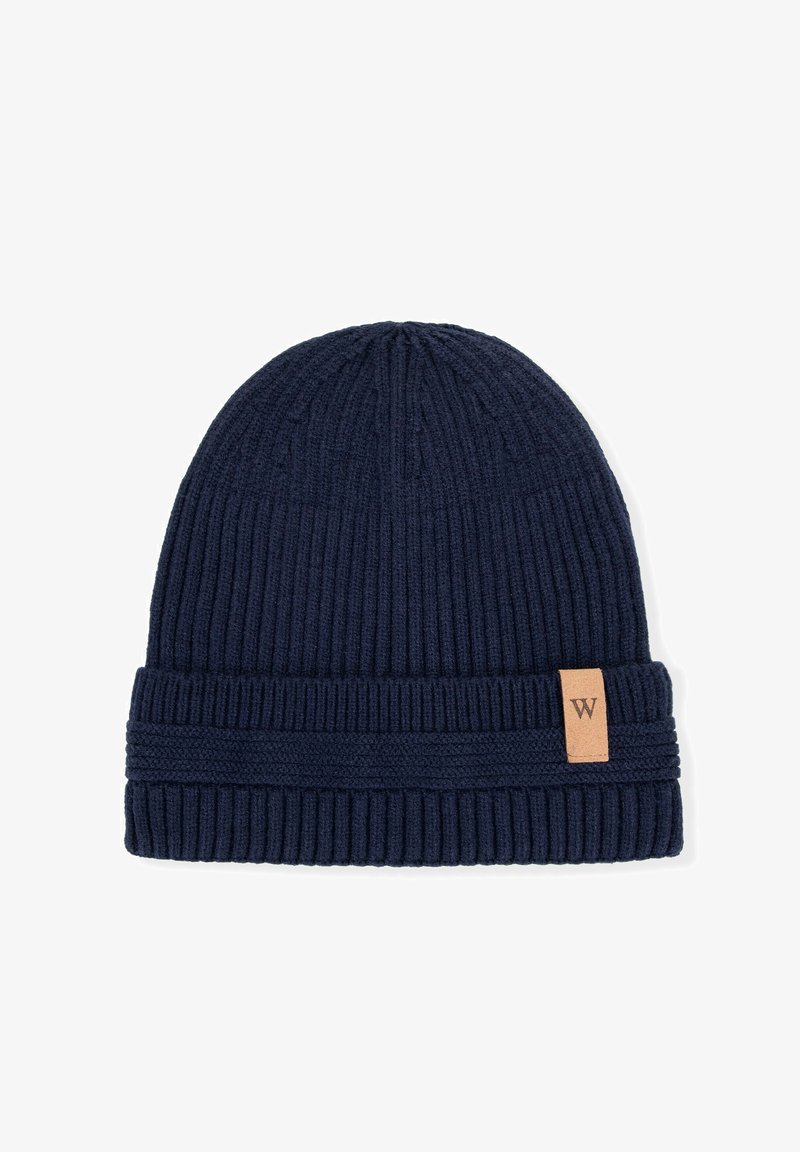 Gorro de punto azul marino con textura acanalada y puño doblado. Presenta una pequeña etiqueta de cuero con la letra "W" en el lateral.