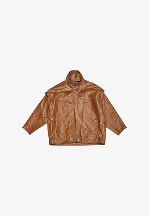 Chaqueta de piel sintética marrón con cuello alto, cierre a presión, mangas largas y dos bolsillos frontales, colocada plana sobre fondo blanco.