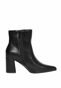 Stivale alla caviglia in pelle nera con punta appuntita, zip laterale e tacco a blocco. Texture liscia con design minimalista.