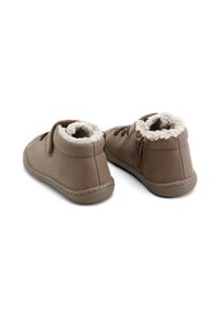 Botas de tobillo marrones con un interior suave y peludo, exterior de cuero texturizado, punta redonda y cremallera lateral para ponerse fácilmente.