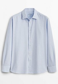 Lichtblauwe overhemd met lange mouwen en knopen, met witte verticale strepen, een klassieke kraag en geknoopte manchetten, plat gelegd op een witte achtergrond.