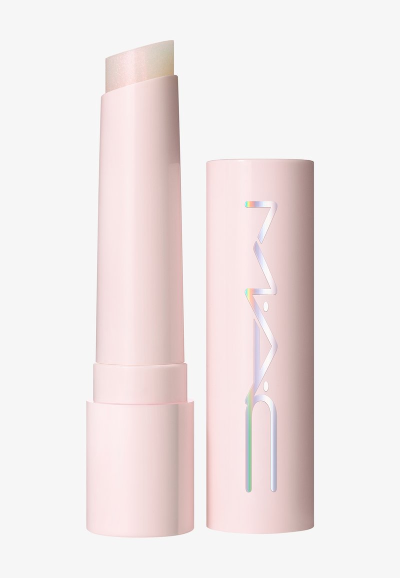 Tube de baume à lèvres cylindrique rose avec nom de marque irisé sur le capuchon et produit légèrement torsadé à l’intérieur.