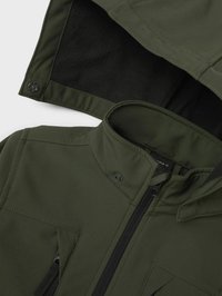 Veste verte olive avec capuche, présentant un extérieur lisse, un intérieur en polaire, une fermeture zippée à l'avant et des poches latérales avec rabat.