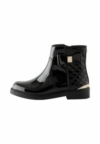 Schwarze Lackleder-Ankle Boots mit einer Schleifendetail, strukturiertem Rücken und metallischem Akzent an der Ferse. Rundspitze und flaches Sohlendesign.