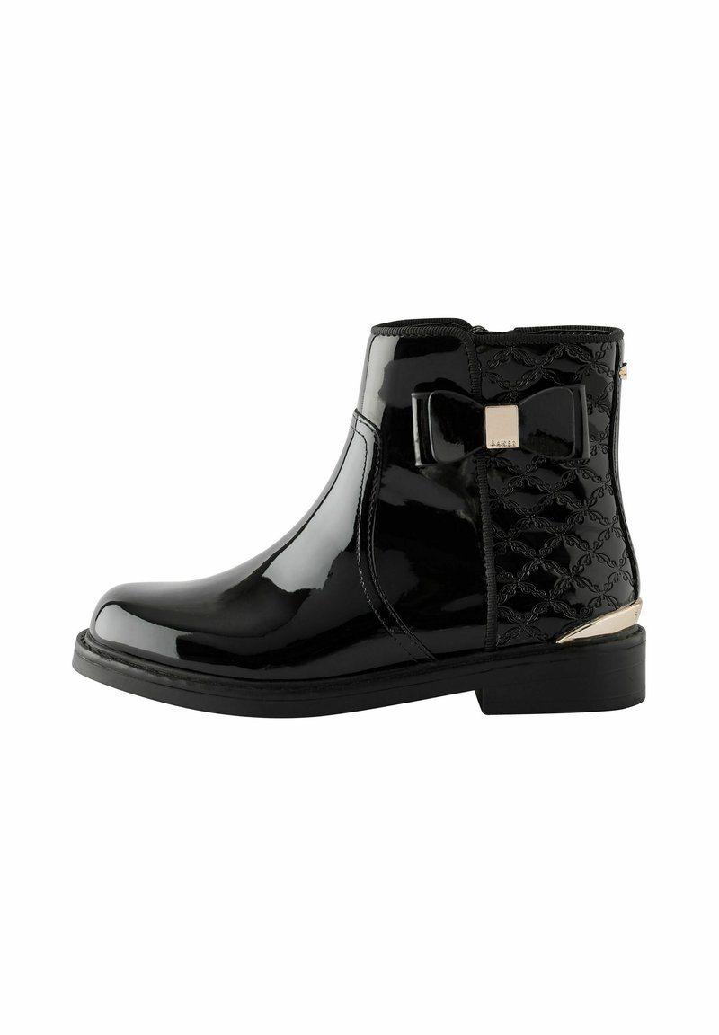 Schwarze Lackleder-Ankle Boots mit einer Schleifendetail, strukturiertem Rücken und metallischem Akzent an der Ferse. Rundspitze und flaches Sohlendesign.