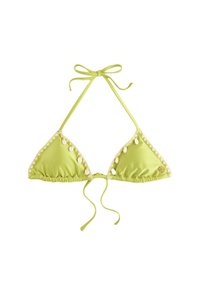 Top de bikini verde în formă de triunghi cu legături ajustabile, având o margine cu volane și scoici decorative de-a lungul cusăturilor. Material neted și elastic.