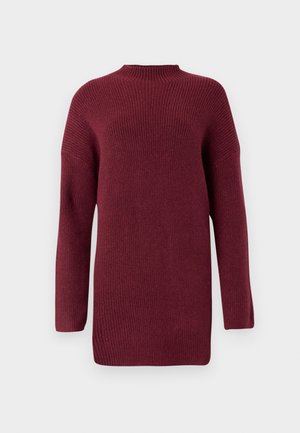 Burgundi színű kötött pulóver magas nyakkivágással, bordázott textúrával, hosszú ujjakkal és laza fazonnal, esésvállakkal és egyenes aljjal.