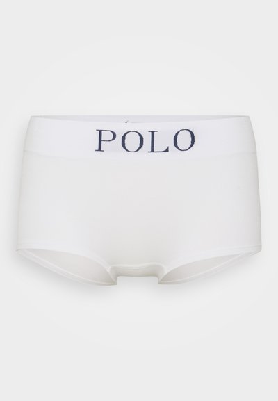 Baltas kokvilnas bokseršorti ar tumši zilu "POLO" logo uz elastīgā josta. Iezīmējas ar mīkstu tekstūru un gludu dizainu.