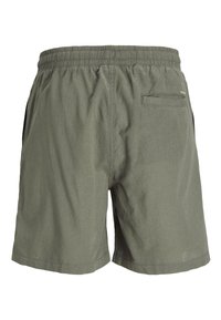 Shorts de algodón verdes con cinturilla elástica, que cuentan con dos bolsillos laterales y un bolsillo trasero, textura suave y diseño casual.