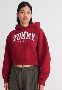 Tommy Jeans VARSITY HOODIE - Felpa - red carpet