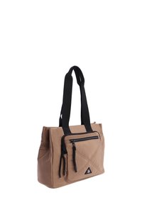 Bolso tote rectangular de color marrón claro con asas de tejido negro, un bolsillo frontal con cremallera y un pequeño parche de logo triangular.