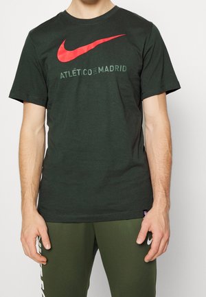 Camiseta de algodón verde oscuro con un gran logo rojo de Nike y el texto "Atlético de Madrid" debajo en verde, con un diseño clásico de cuello redondo.