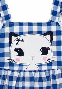 Blauw-wit geruite jurk met een witte kattenkop geborduurd op de borst, voorzien van zwarte accenten en roze wangdetails.