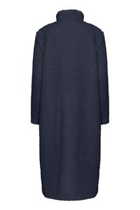 Marinblå fleecejacka i oversized modell med hög krage, långa ärmar och en texturerad yta. Bilden av baksidan visar full längd och en lös passform.