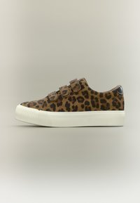 Sneaker mit Leopardenmuster, strukturiertem braunem Stoff, weißer Gummisohle und zwei verstellbaren Klettverschlüssen; mit schwarzem Lederakzent an der Ferse.