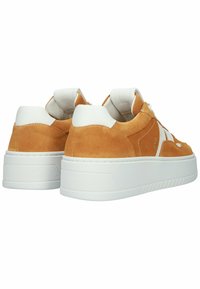 Oranžinių zomšinių sportbačių pora su baltomis pado ir kulno apyrankėmis, su baltais akcentais ir raišteliais, vaizduojami iš nugaros.