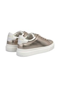 Sneakers metallici rosa oro con accenti bianchi, dotati di una punta testurizzata e suola in gomma bianca. Chiusura semplice con lacci e dettaglio del marchio.