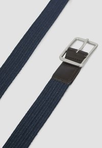 Marineblauwe geweven riem met een rechthoekige zilveren metalen gesp en bruine leren accenten op het bevestigingspunt. Gestructureerde stof.
