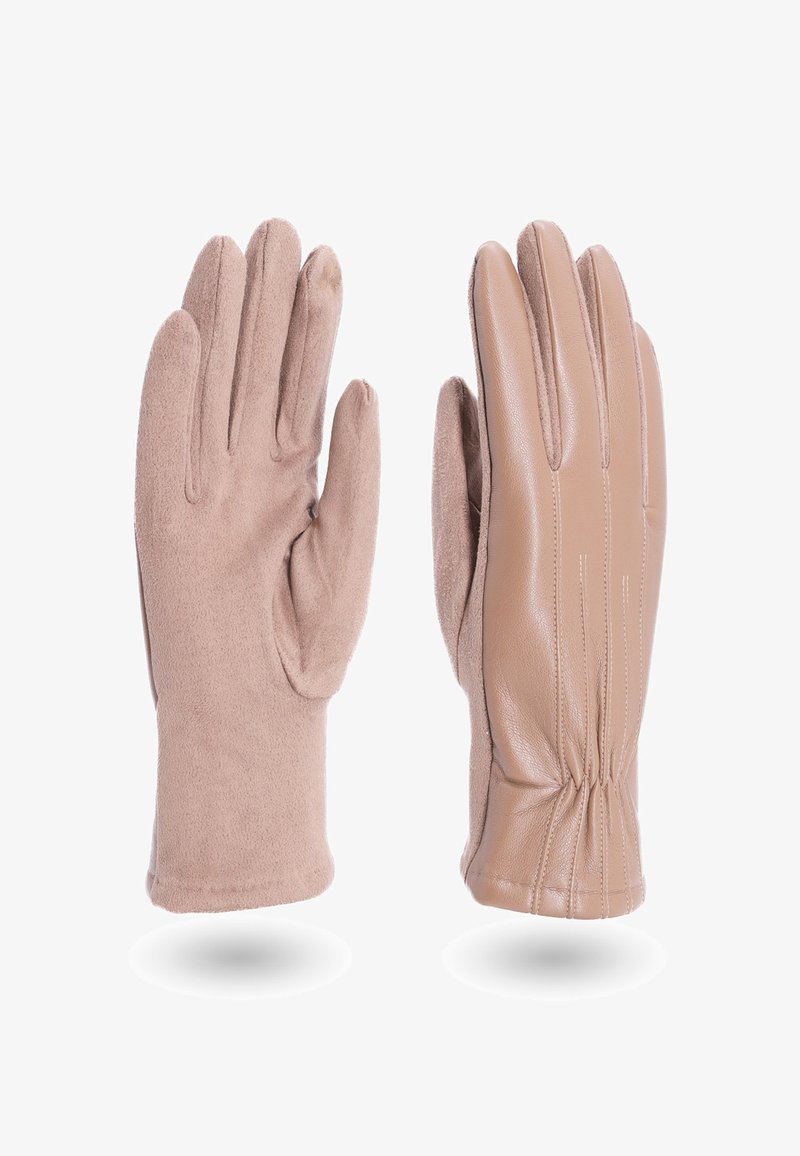 Guanti beige realizzati con una combinazione di morbido suede e pelle liscia. Le caratteristiche includono un design aderente, dettagli di cucitura e polsini arricciati.