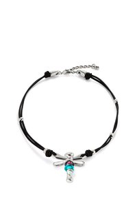 Collier à double brins noir avec un pendentif libellule en argent, comportant des perles violettes, bleues et turquoise, et un fermoir ajustable en argent.