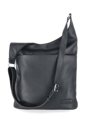 Schwarze strukturierte Leder-Schultertasche mit verstellbarem Riemen und rechteckigem, geprägtem Logo-Patch auf der vorderen unteren rechten Seite.