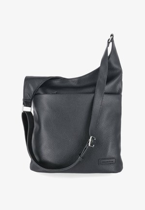 Schwarze strukturierte Leder-Schultertasche mit verstellbarem Riemen und rechteckigem, geprägtem Logo-Patch auf der vorderen unteren rechten Seite.