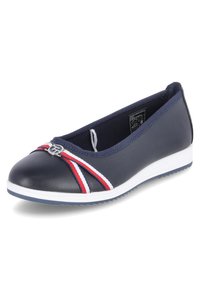 Navyblaue flache Schuhe mit runder Zehenpartie, Obermaterial aus Leder, weißen und roten gestreiften Akzenten, Gummisohle und einer Metall-Logo-Applikation auf der Vorderseite.