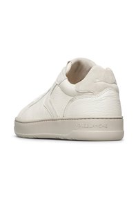 Sneakers bianche in pelle con finitura testurizzata, punta arrotondata e dettagli in morbida pelle scamosciata. Presentano un colletto imbottito e logo stampato sul lato.