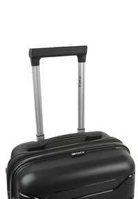 Maleta rígida negra con una superficie texturizada, dos asas telescópicas metálicas y un zipper negro. Logo de la marca visible en la parte frontal.