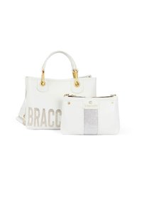 Witte leren handtas met gouden hardware en "BRACC." gedrukt in zilveren glitters. Inclusief een bijpassend wit zakje met gaasdetail.