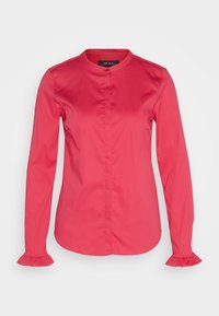 Blusa de manga larga rosa con cuello redondo, botones frontales ocultos, cintura ajustada y puños con volantes en las mangas.