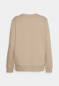 Béžová mikina s kulatým výstřihem, dlouhými rukávy a žebrovanými lemy na rukávech. Bavlněný materiál s hladkou texturou bez viditelných vzorů nebo zdobení.