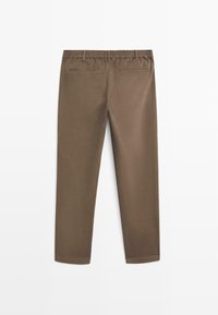 Bruine elastische broek met een gladde textuur, voorzien van twee achterzakken en een rechte pijpdesign. Geen zichtbare hardware of patronen.
