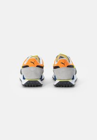 Puma FUTURE RIDER PLAY ON UNISEX - Sapatilhas - puma white/vibrant orange/harbor mist